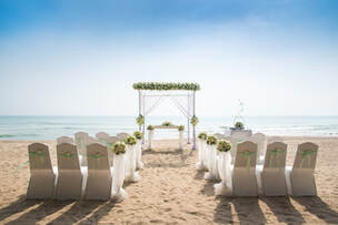 Foto de una boda en las playas de Miami al aire libre con sillas y decoracion alquiladas en Miami, FL